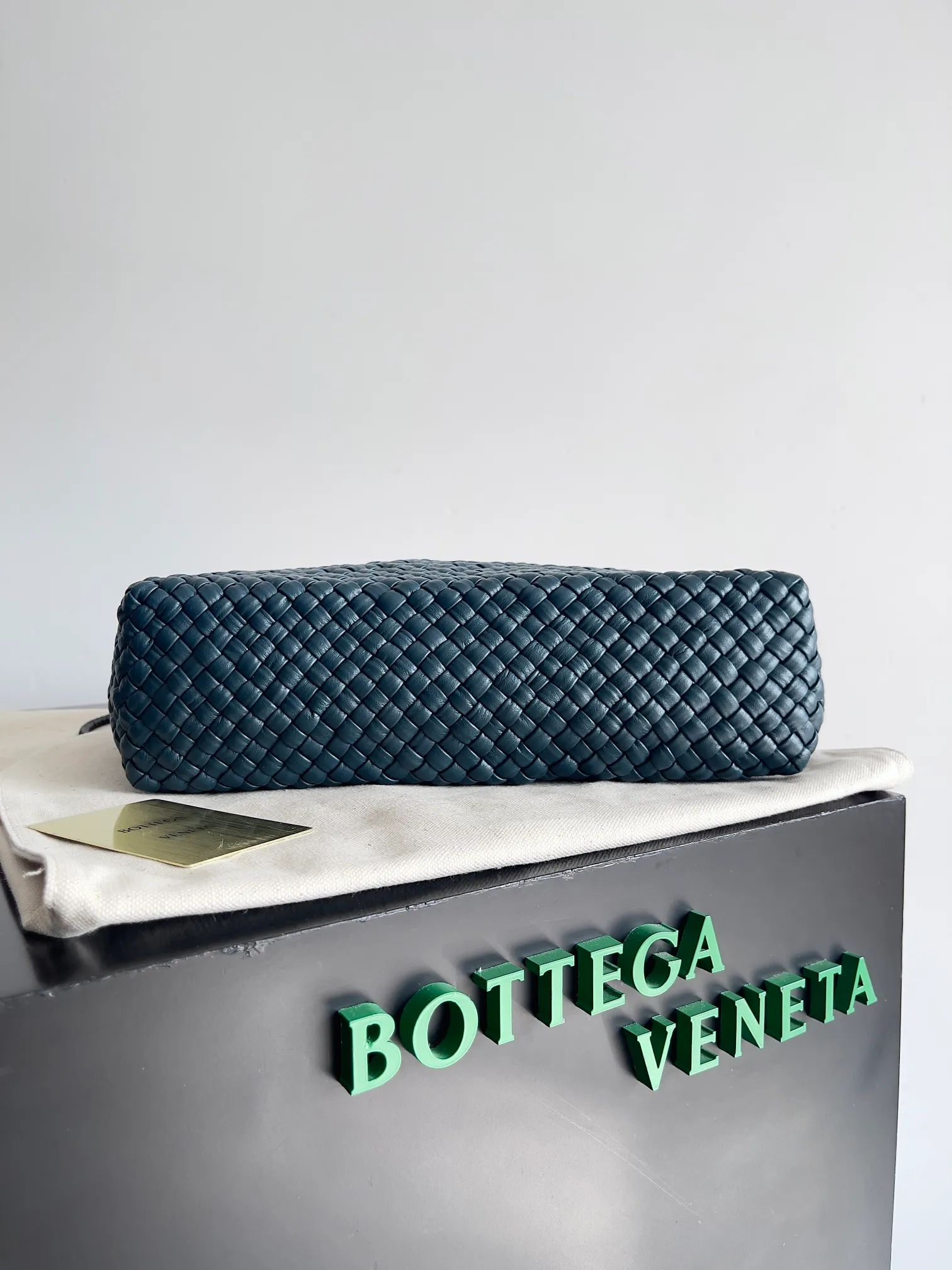 Batch 5760 BV collectible small woven handbags are really YYDS!! Bottega Veneta’s most classic small woven handbags are back! ! We use the highest quality leather with the highest craftsmanship❤️ to create the most expensive works. We have created the original Intrecciato leather weaving process❤️ This unique traditional exclusive leather weaving method has not only become our logo but also reflects the time-consuming and labor-intensive craftsmanship of our products❤️ The new TOSCA handbag must be a selection worth collecting🆕⚠️⚠️Babies, malachite can be sold separately and can be assembled by yourself Style number: 716974 Size: 27*9*18cm